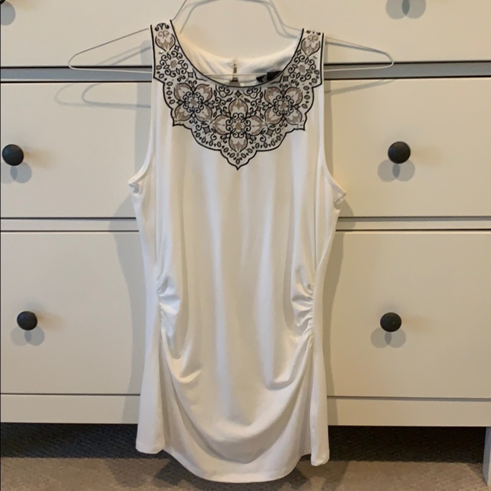 White sleeveless top with detailed front•WHBM